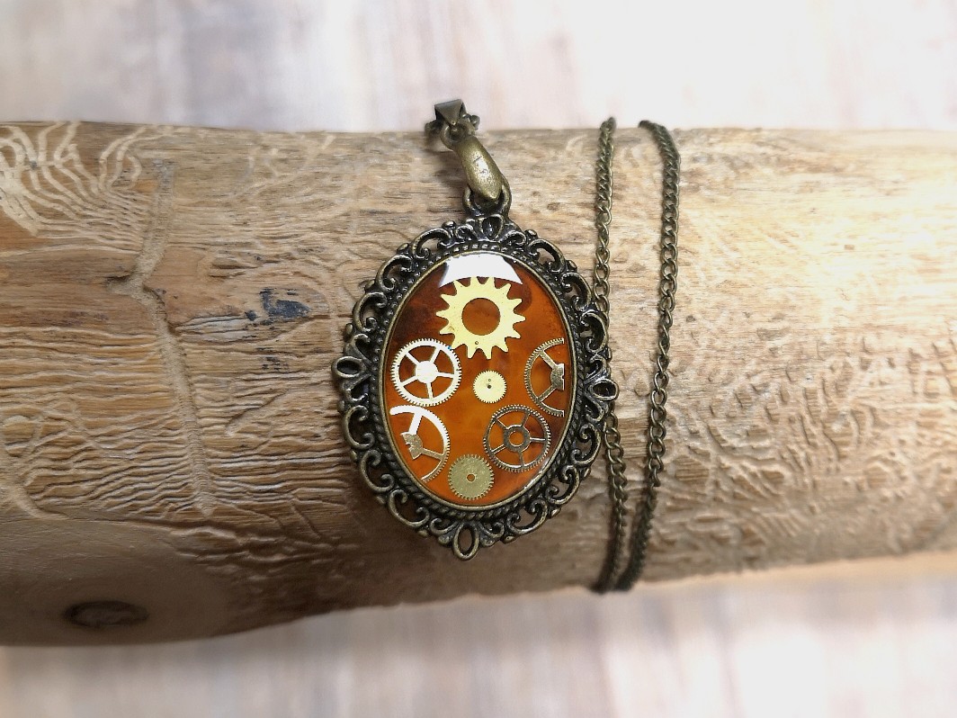 Pendentif "camé" orange / bronze