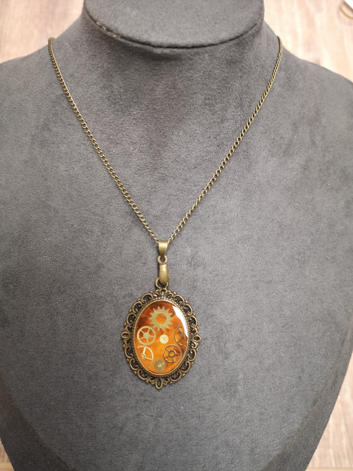Pendentif "camé" orange / bronze – Image 2