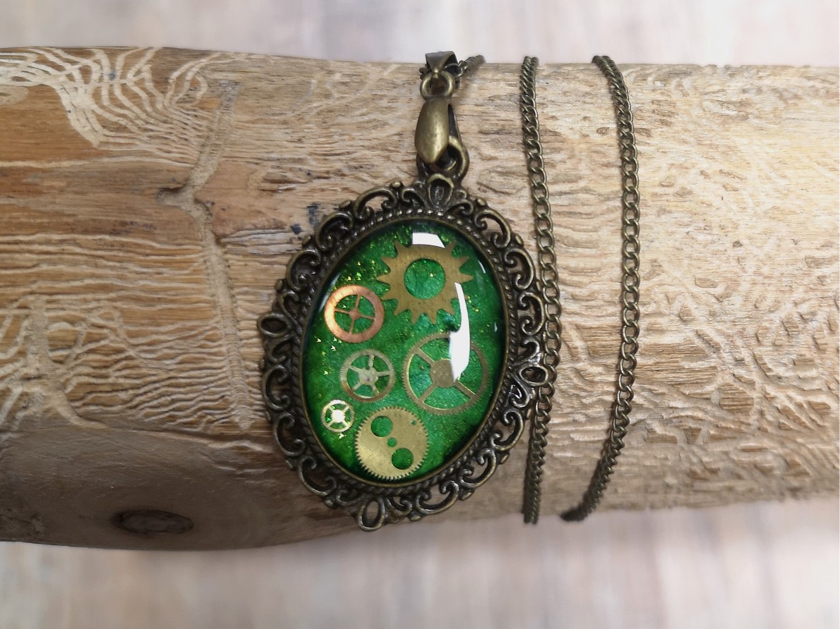 Pendentif "camé" vert / bronze