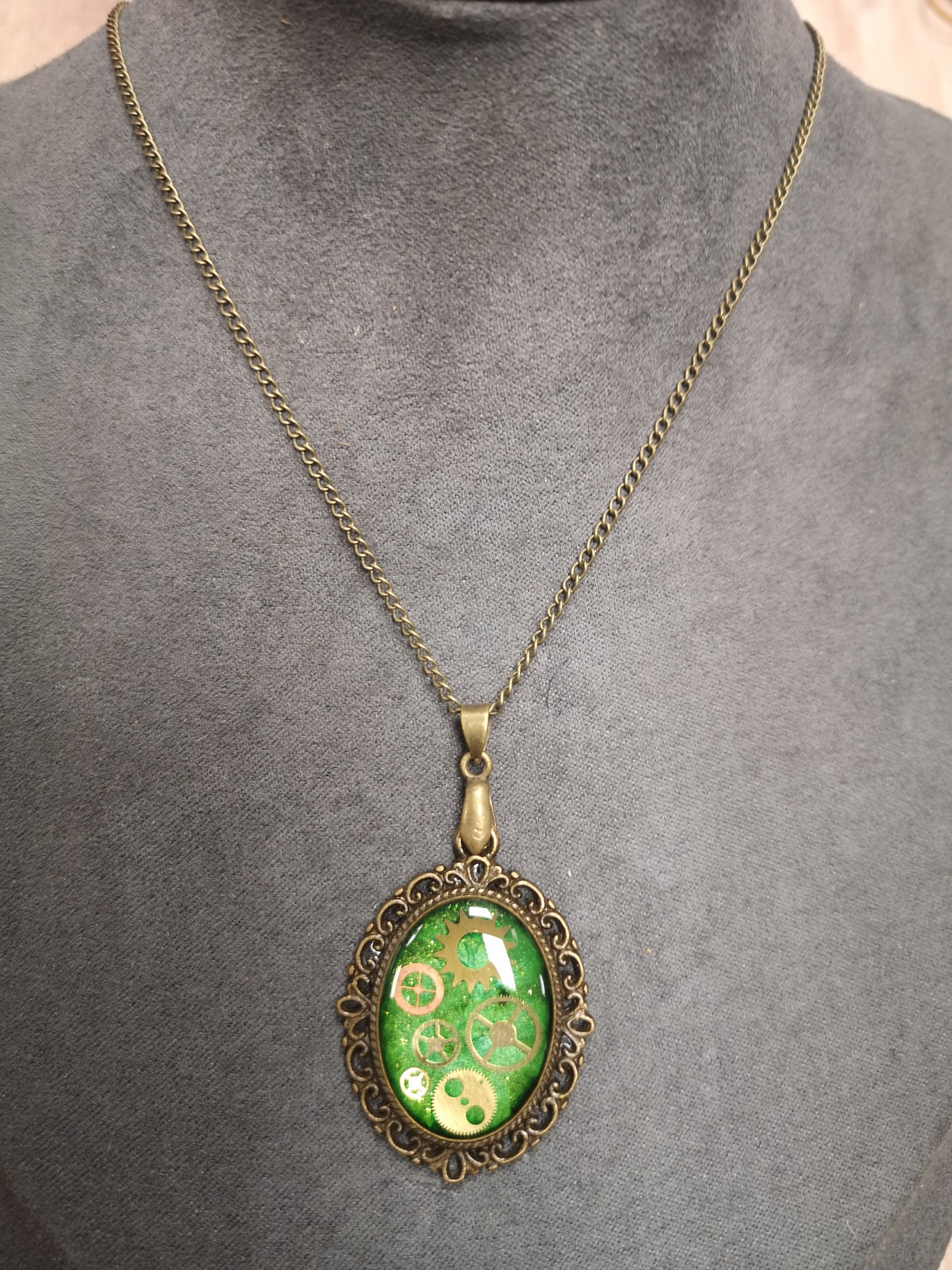 Pendentif "camé" vert / bronze – Image 2