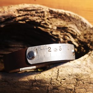 bracelet cuir marron et mètre duralumin