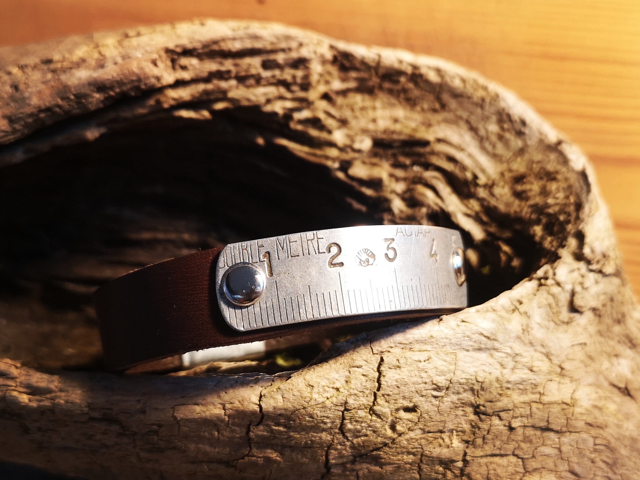 bracelet cuir marron et mètre duralumin