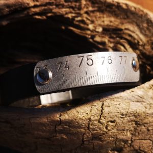 bracelet cuir noir mètre "duralumin"